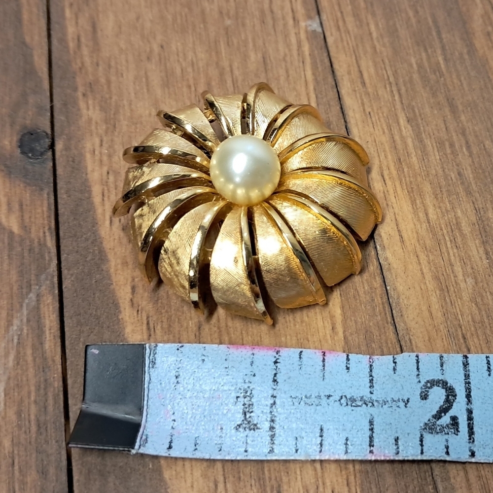 Elegant Gold and Pearl Costume Brooch - Picture 6 of 6